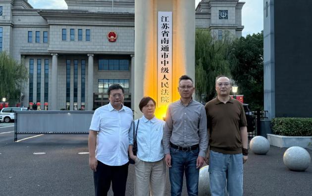 江苏南通，一个 17 岁的准高三男生，在学校里从教师公寓楼顶坠了下去。抢救了 2