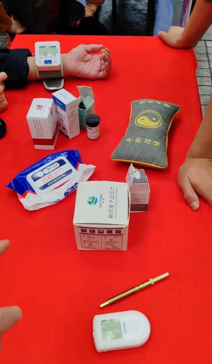 杭州一诊所用一个针头给15人采血，居民担心传染疾病，诊所负责