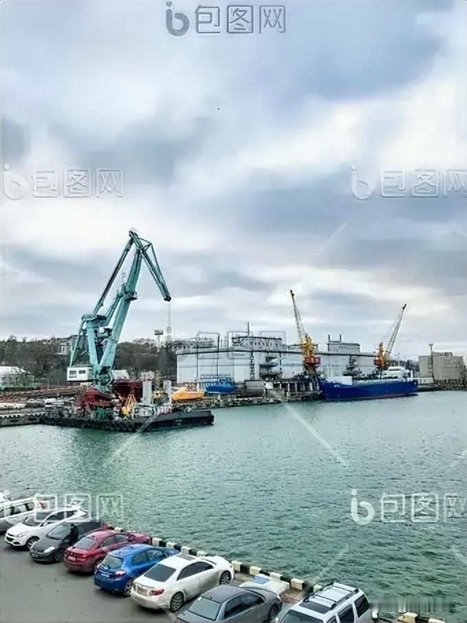 俄军这段时间总算清醒了过来，开始打击乌克兰的港口！眼下乌克兰三大港口已经没船靠岸