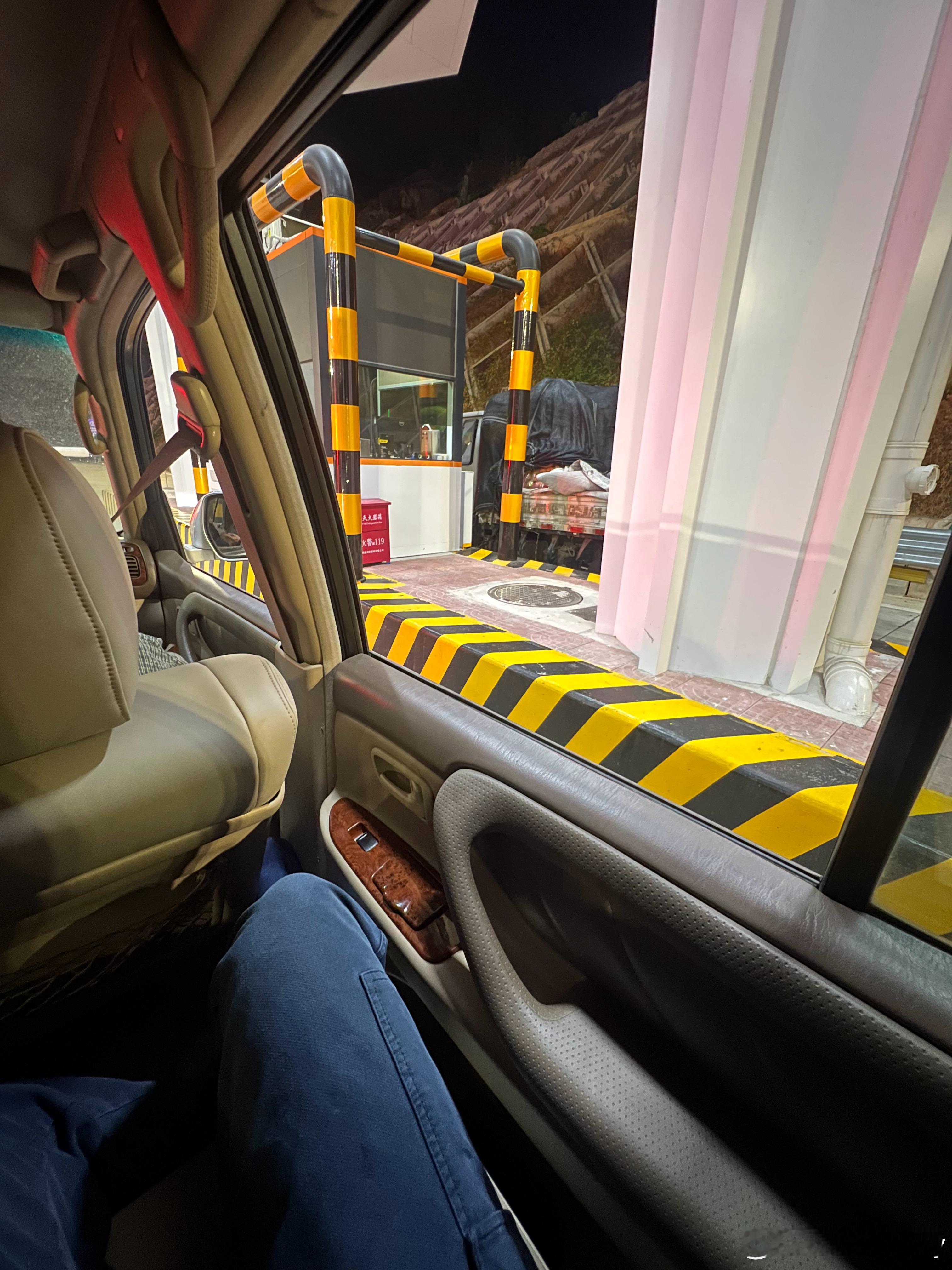 大陆巡二排空间不大，但坐着还是很爽的，靠背调节幅度大，视野相当好，宽度足够三个成