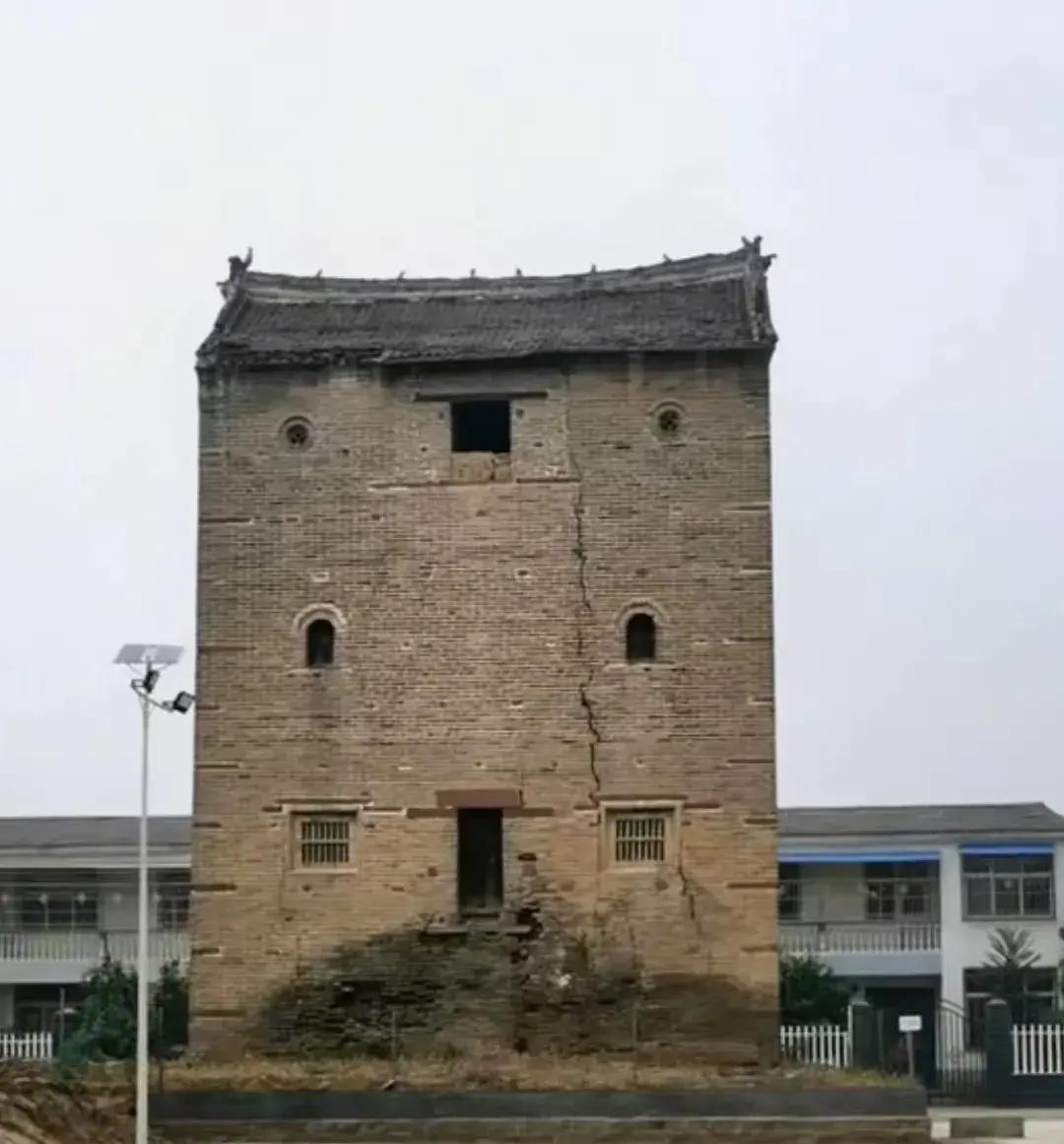 中华网8月13日报道 郏县大李楼的省一座有两百多年历史的清代古楼，在持续强降雨中