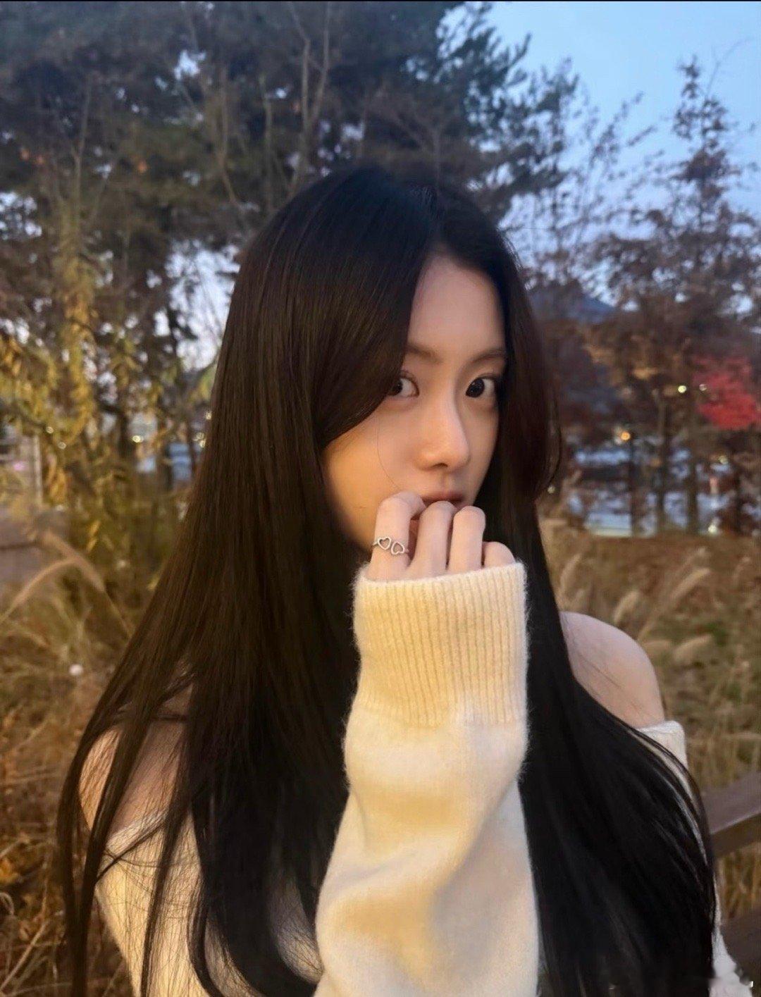 有人发贴称看到CORTIS某成员翻看女豆ins主页并点赞 