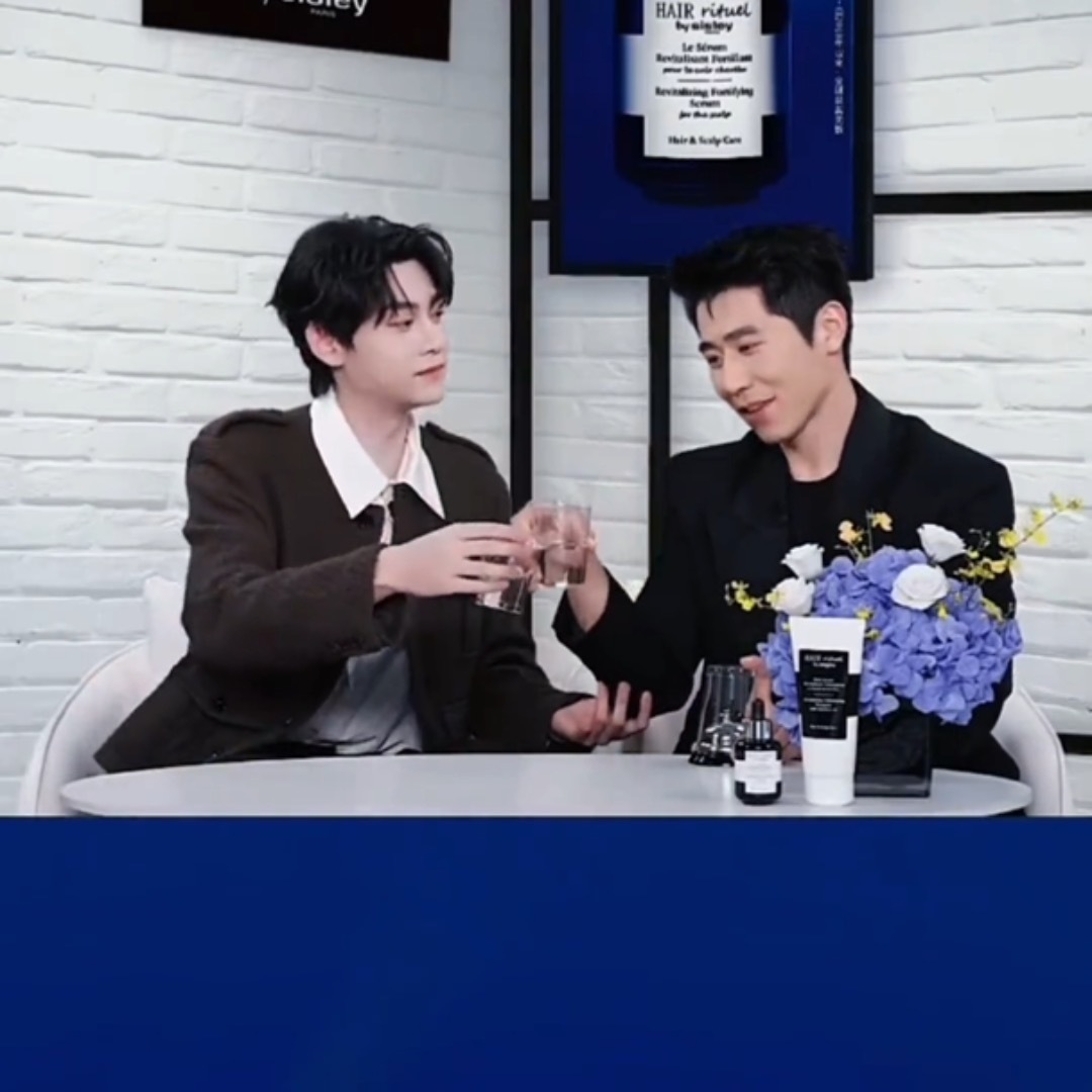 田栩宁刻在骨子里的教养，碰杯时右手拿杯，左右托肘，本身就是一个顶顶好的人，交给时