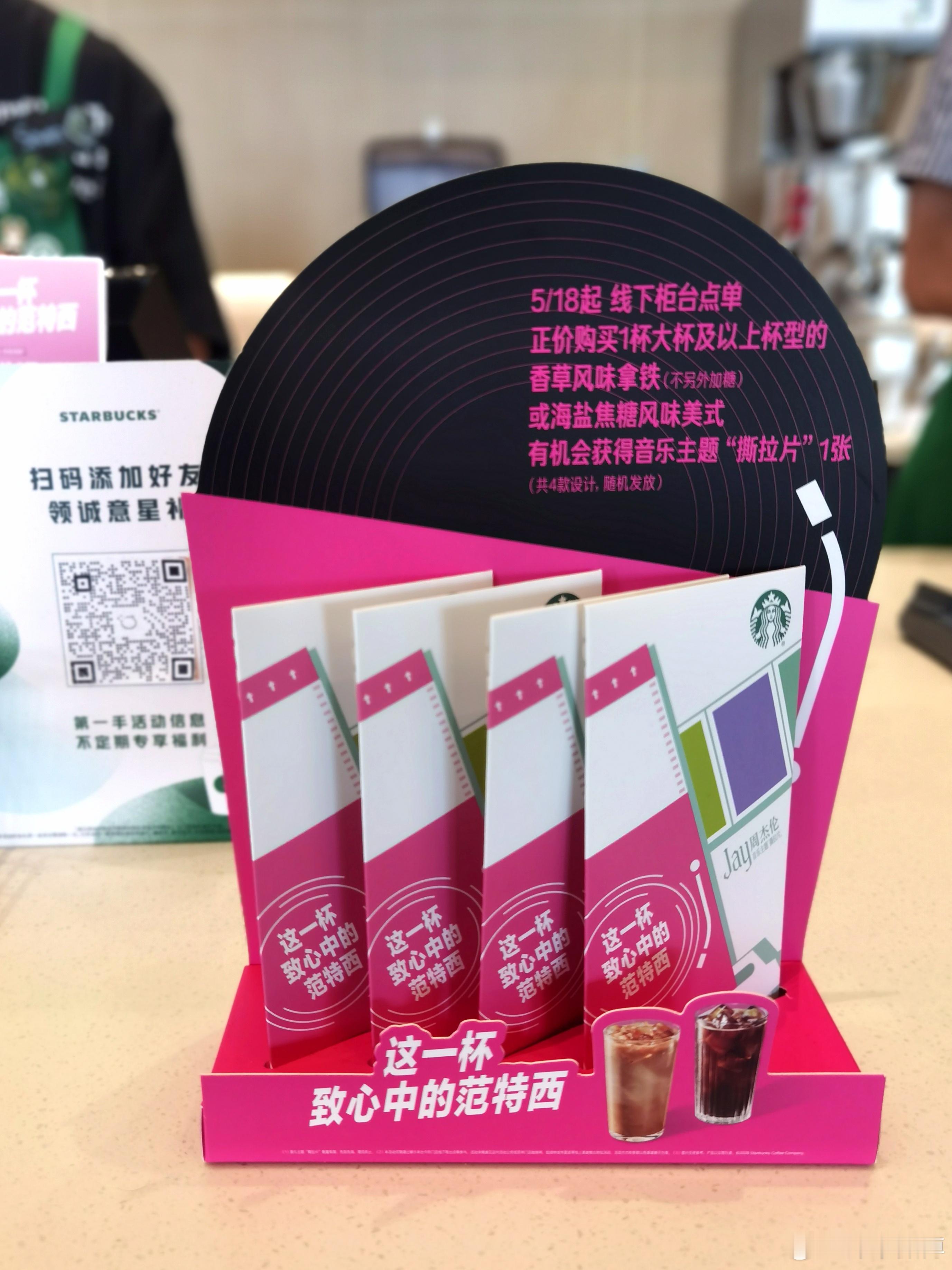 哎呦，不错哦！深大学生宿舍通向校友广场星巴克方向的绿地上，终于铺了石子路！证明了