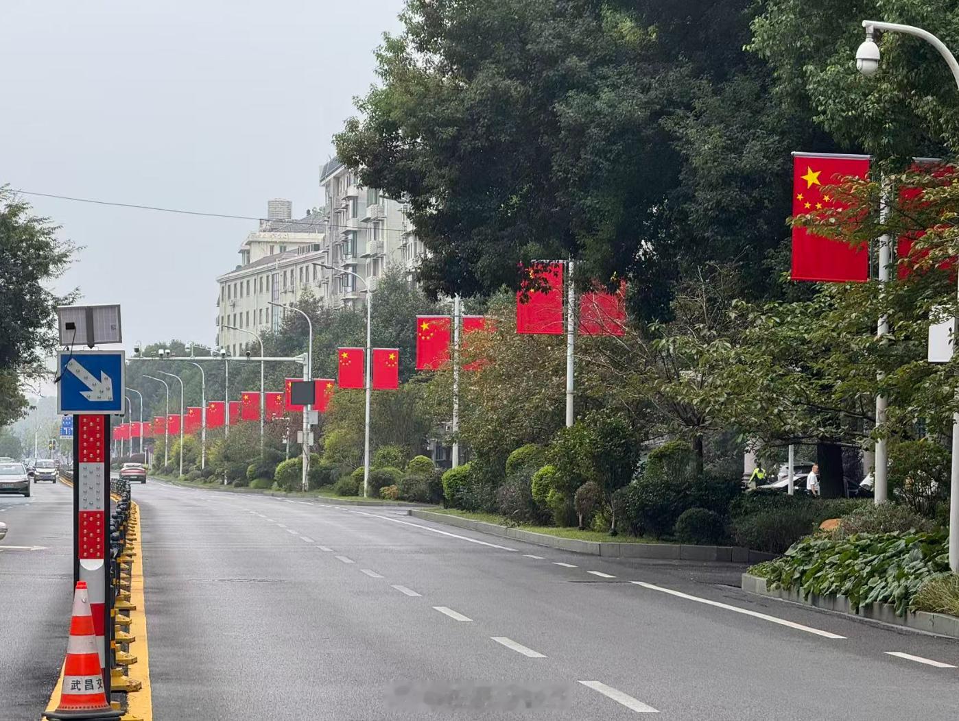武汉街头挂起国旗迎国庆【武汉一夜之间变红！网友：🤩🤩🤩】国庆佳节脚步渐近，