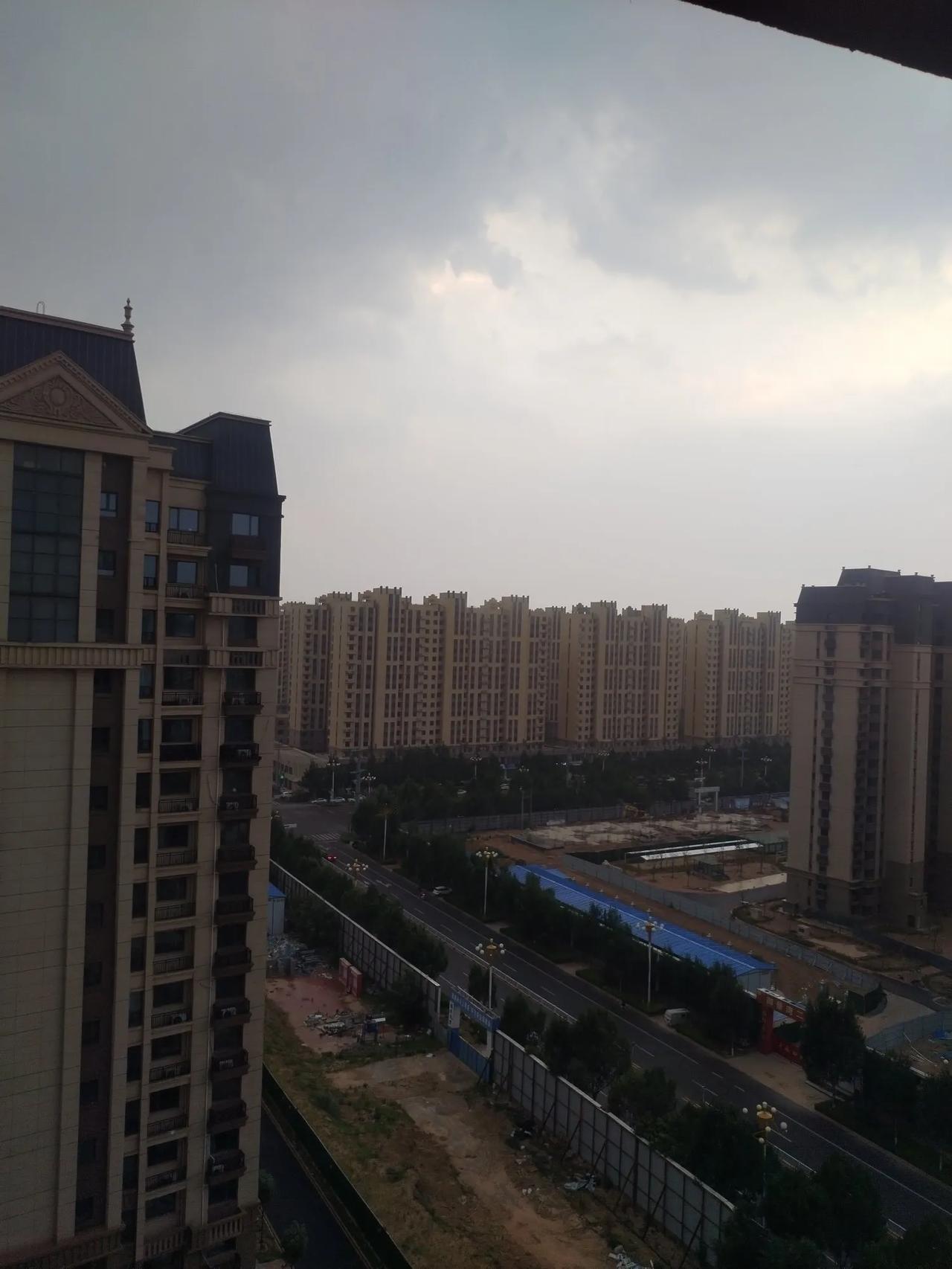 今天的天气，和心情一样低沉。