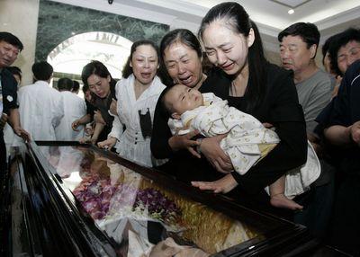 “感动中国人物”丛飞葬礼上，一张罕见的留影，这张照片拍摄于2006年4月25日，