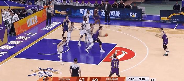 拼了！陶汉林拼尽全力完成追帽！
在今天CBA常规赛北控对阵山东的第三节比赛中，佩