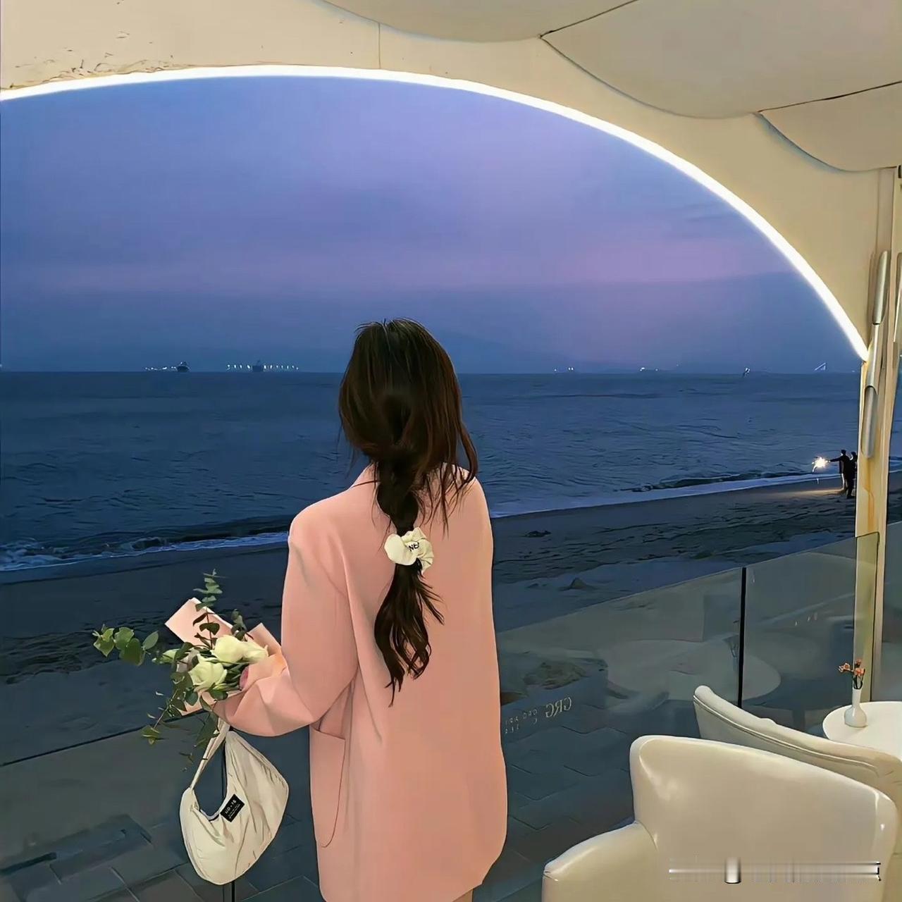 男人都有一个惯病：

当这个女人上赶着黏着你，对你好的时候，你爱搭不理的，感觉没