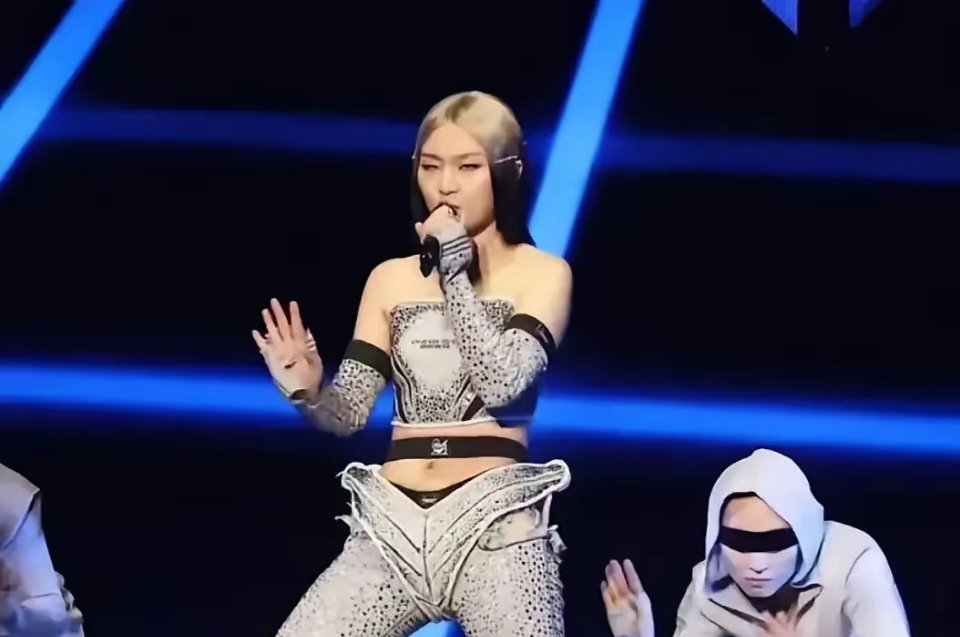 发现了吗？当一个歌手无新歌可唱，但是还不甘幕后，一般都会另辟蹊径，展现不同的自我