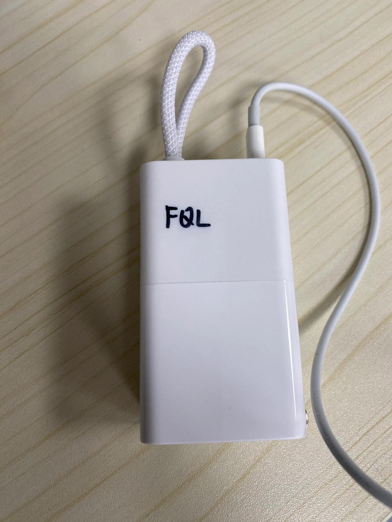 桌子上看到一个充电器，
不知道谁的，
不过有三个字母的简称，
淼哥问了问：
周围