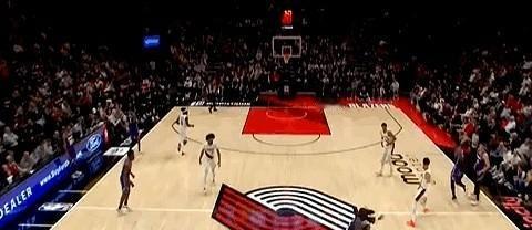 詹姆斯不在，里夫斯休战，湖人直接瘫了。
球到手就丢，转身就喊“谁来组织”？
拉塞