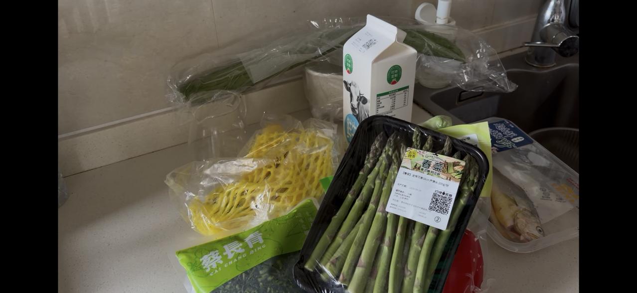 到家就自由放飞了。

今天一早还在床上，就开始在买菜平台用手机下单。人刚起床，货