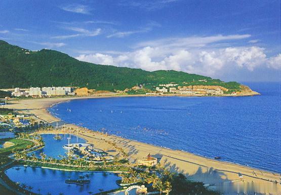 【大角湾】大角湾位于广东省阳江市海陵岛闸坡镇东南，背倚青山翠岭，以阳光、沙滩、海