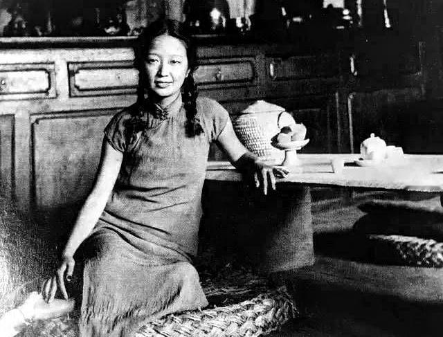 她被誉为民国最后一位才女，便是张家四姐妹中的小妹——张充和。
 
张充和出身合肥
