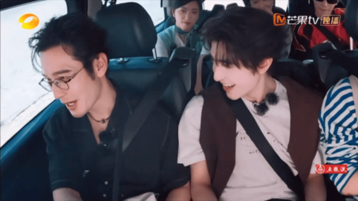 黄晓明尹浩宇霸总和他的好大儿 凌晨的暖心画面！尹浩宇困到打盹，黄晓明一把搂过当靠