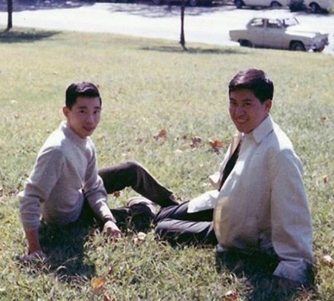 1960年，父亲陈嗣庆把三毛送去学画画，老师叫顾福生，时年25岁，是台湾“五月画...