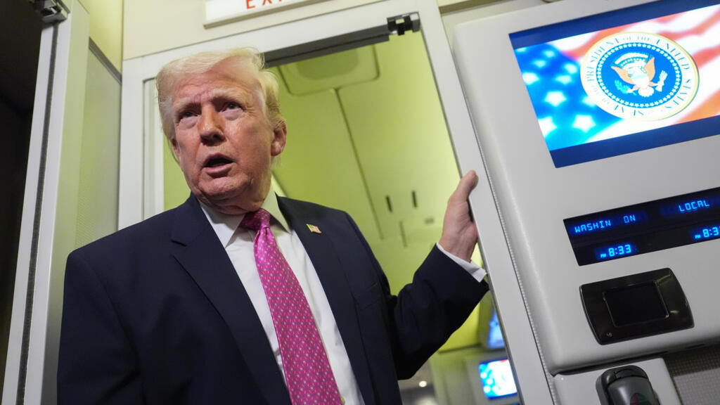 特朗普的深夜战场不在白宫战情室，而在社交媒体。凌晨时分，他常常独自在真实社交网站