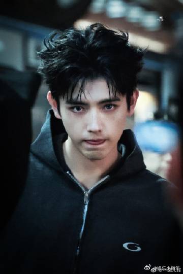 陈飞宇冷脸焊在我心巴上 陈飞宇冷脸状态堪称封神，沉静内敛却魅力爆棚，冷冽气质与立