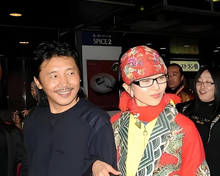 2002年，杨丽萍和百亿富豪刘淳晴结婚7年，刘淳晴对杨丽萍说：“我们要个孩子吧！