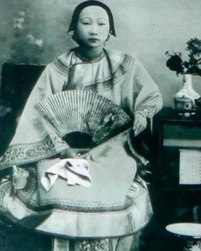 1961年，沙特吉达街头，近八百人把一处阳台围得水泄不通。阳台上，一个18岁的姑