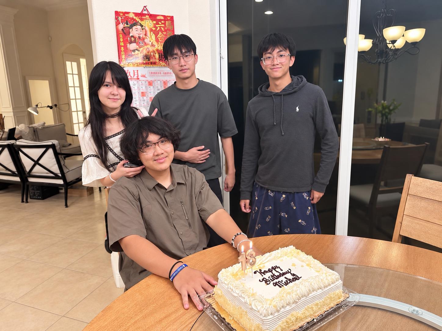 教授以前说，要是带小麦女友出去吃饭他就不参加。结果这次小麦生日，我直接通知他小麦