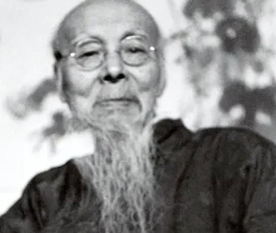 1953年，一男子花了2元向齐白石求画，齐白石画了两片咸鸭蛋，他厚着脸皮请齐白石