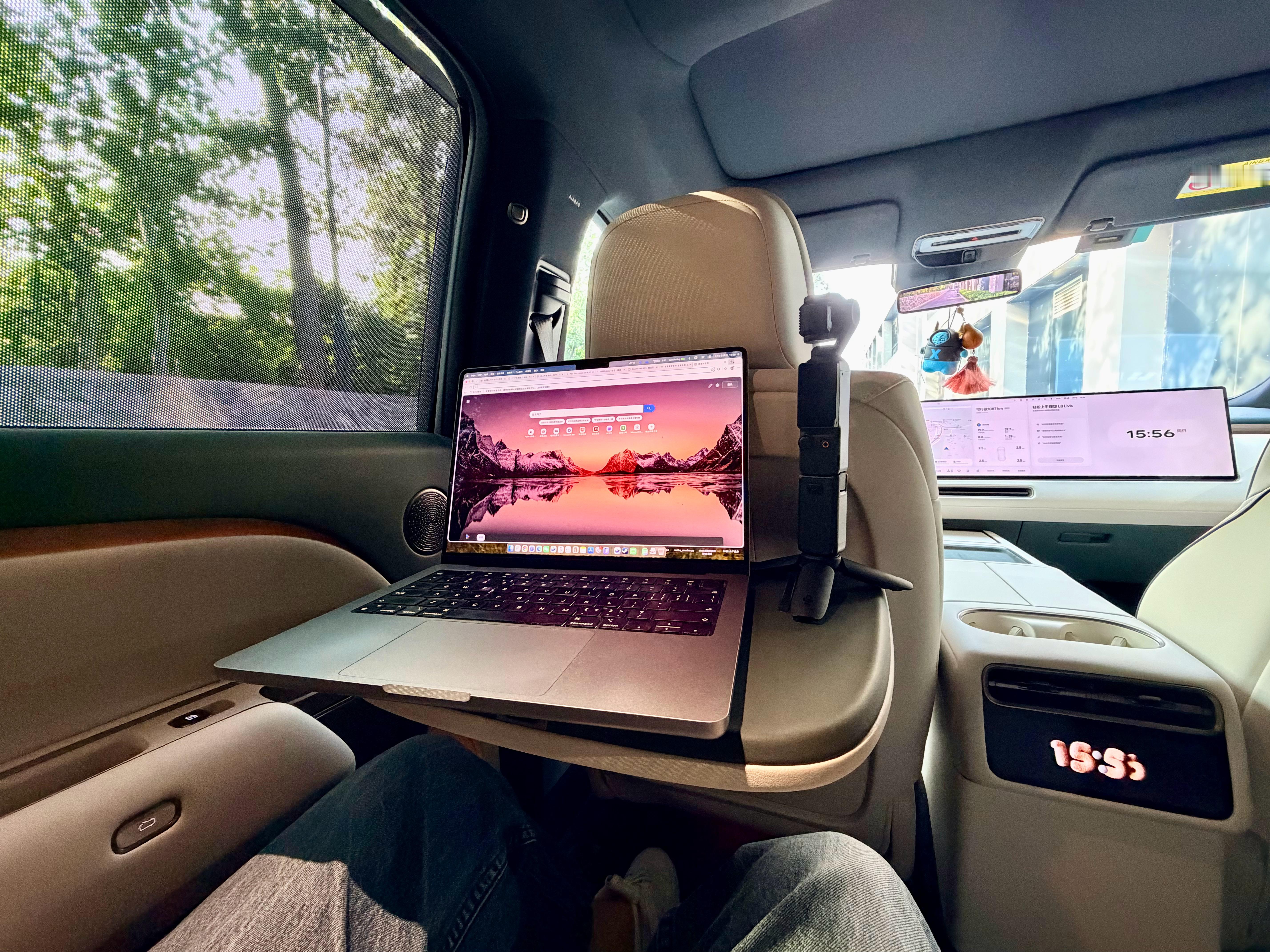 这是脚部博主今天的工作环境[捂嘴哭]理想汽车[超话]理想汽车[超话]新一代理想L