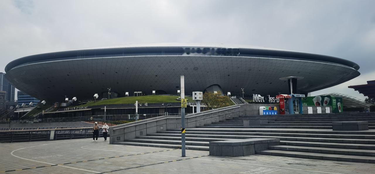 浦江两岸是人们休闲的好地方。无论是骑车，散步，还是观景，从外滩到世博园，简直美到