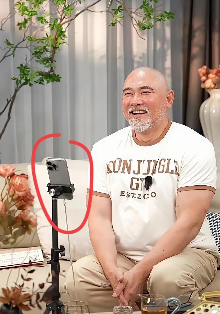 曾经的男神如今也老了，请问他用的手机是什么牌子的