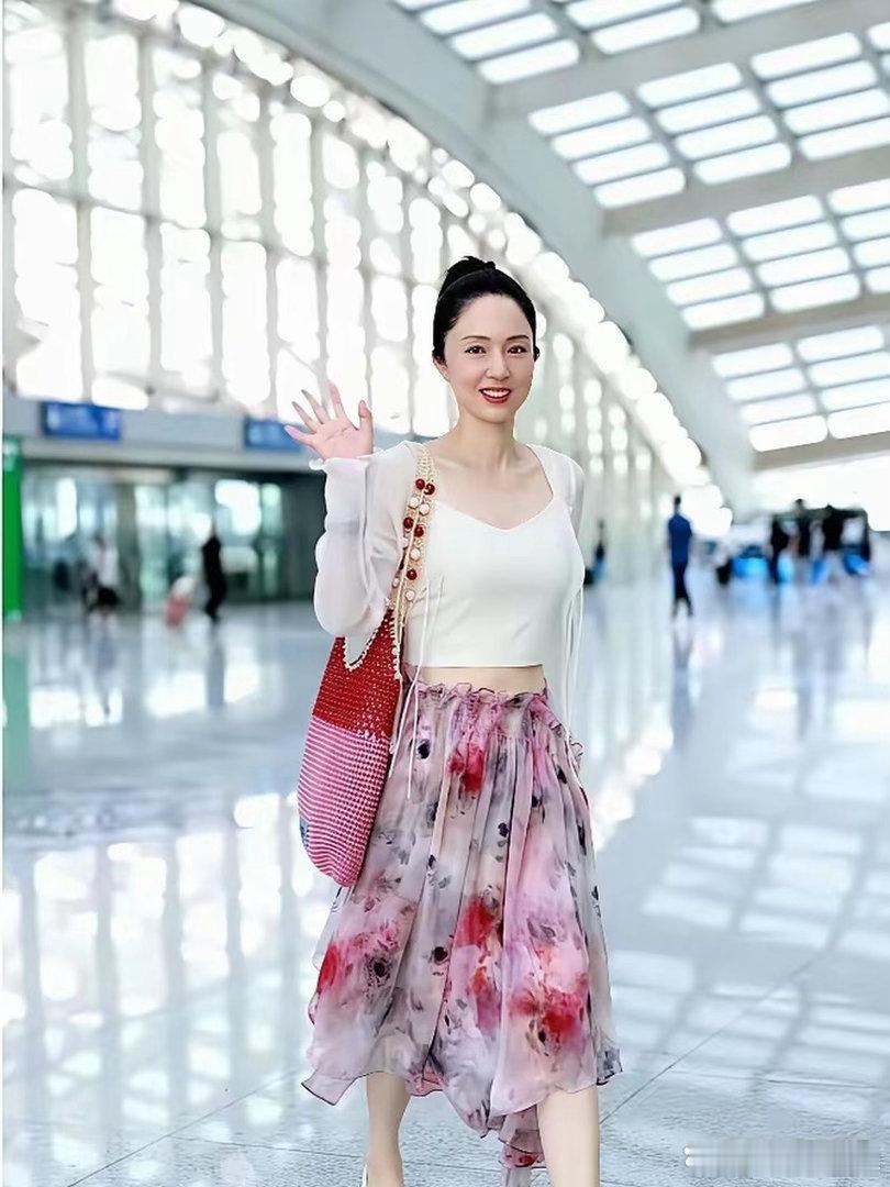 四百多的裙子，八位数的债。董璇把死局走成生路。小她9岁的张维伊，婚前毅然扛下千万