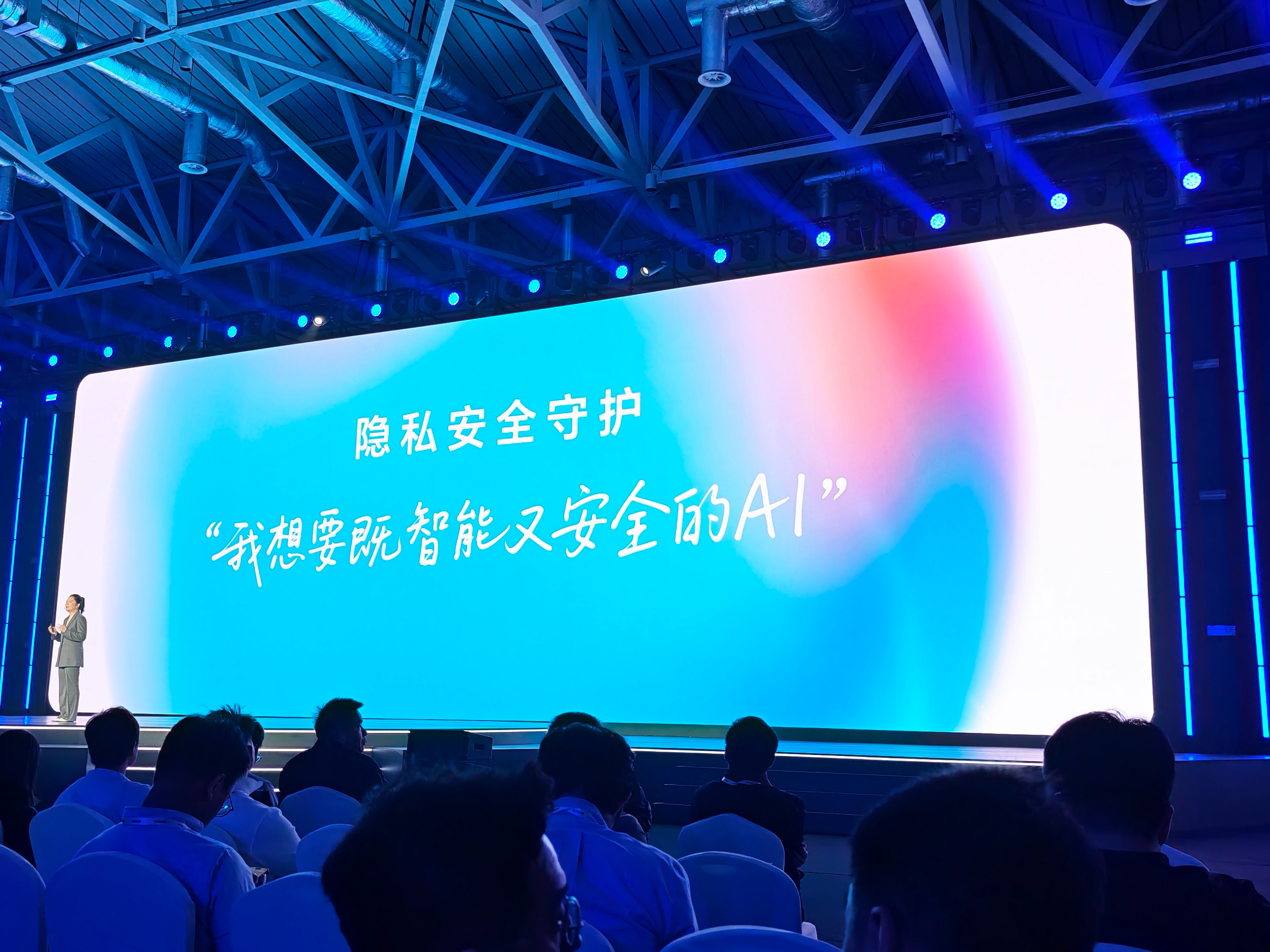 MagicOS 10除了9.0就有的AI换脸检测，此次还带来了业界领先的AI通话