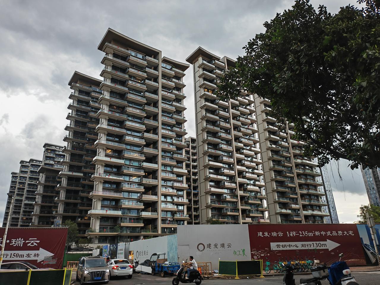 欠工资？这是什么情况

台江怡园路这个新楼盘广告围挡上，写了好几组的“欠工资”，
