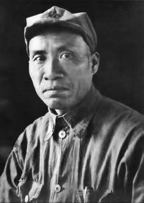 追寻父辈足迹·重温家国记忆
 
追寻父辈足迹，重温家国记忆；
赓续历史薪火，开创