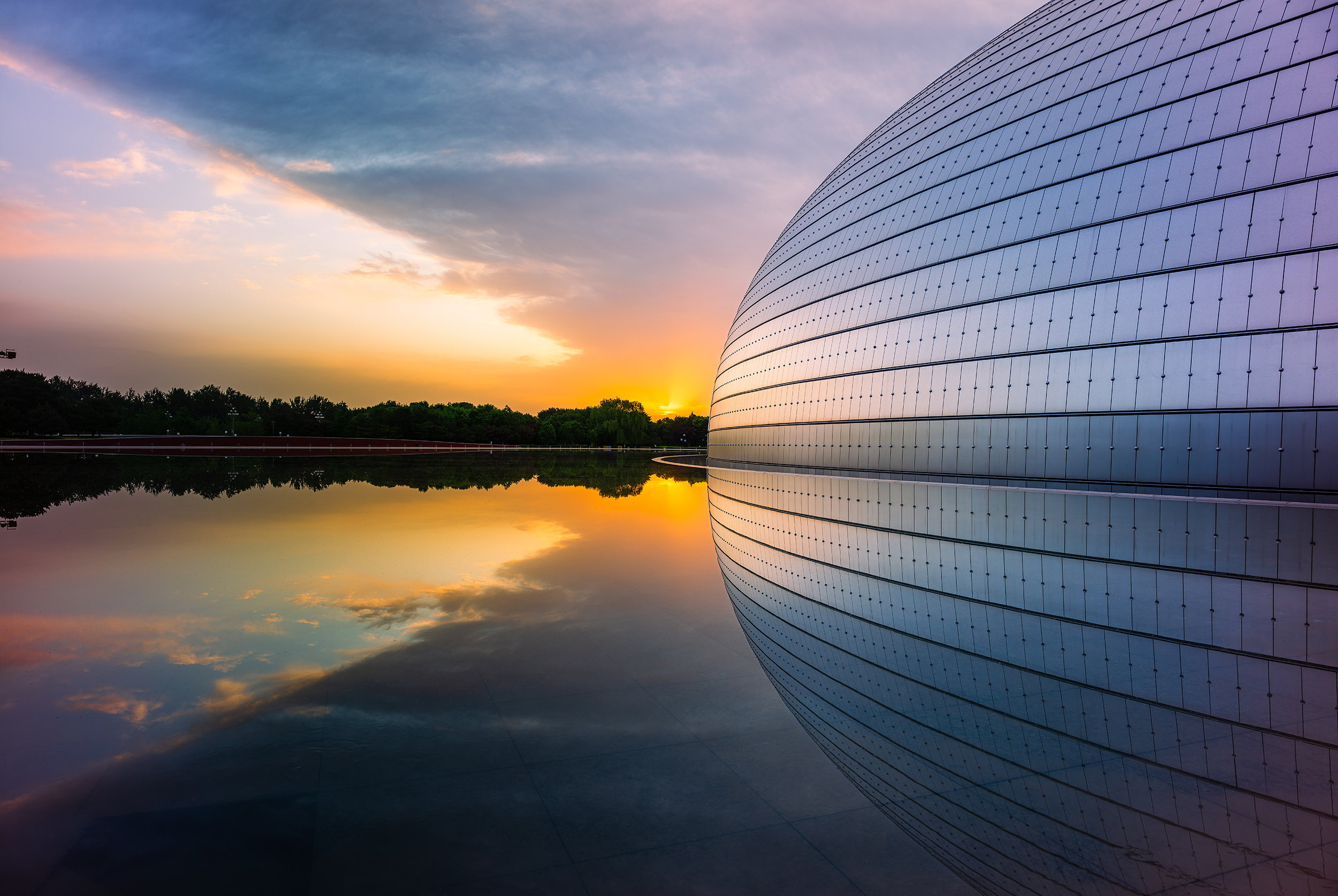 无论生活何种模样，都有值得驻足欣赏的风景，要带着对美好的期许，慢慢走、细细品 。