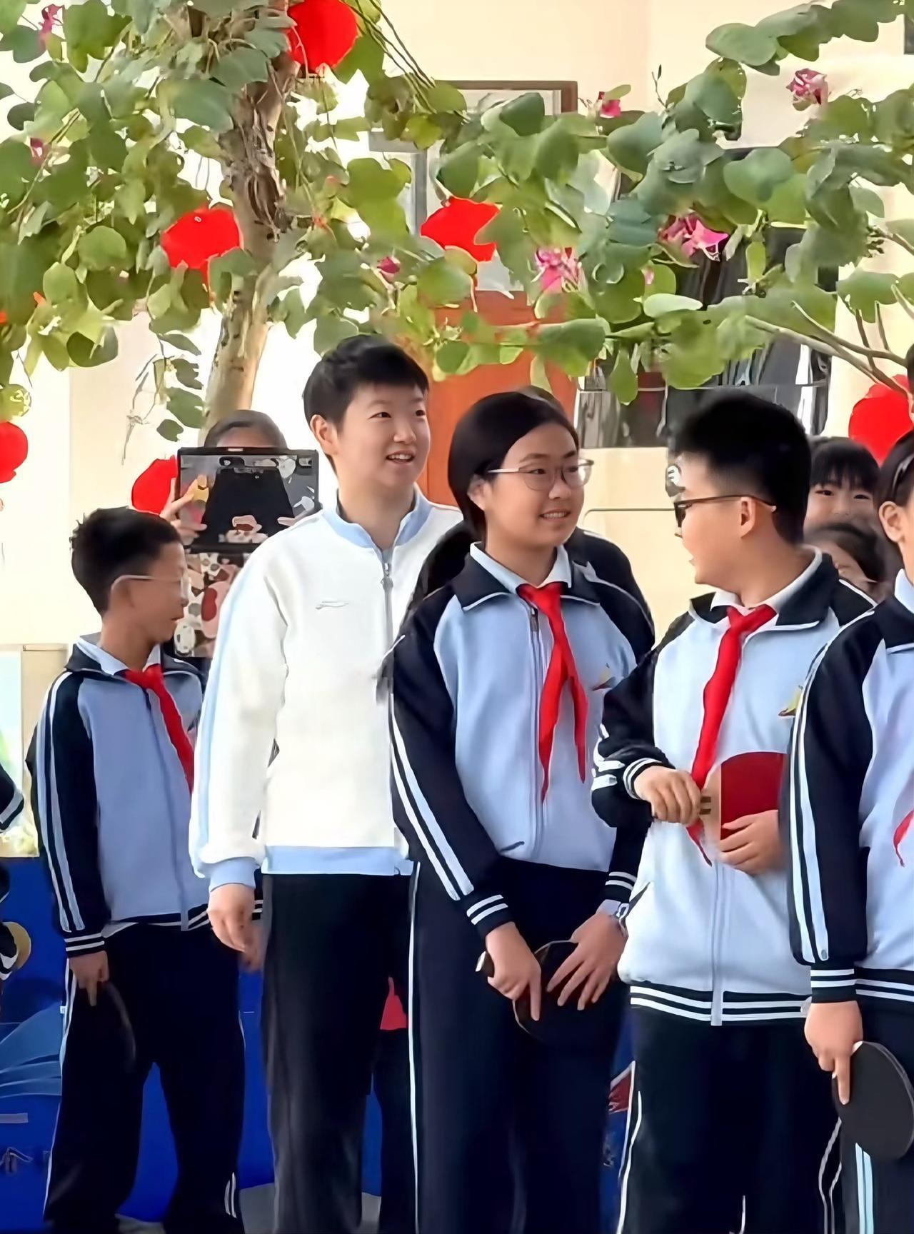 北京时间2月2日，
传来孙颖莎的好消息，
国球进校园，
今天在海口备战亚洲杯的国