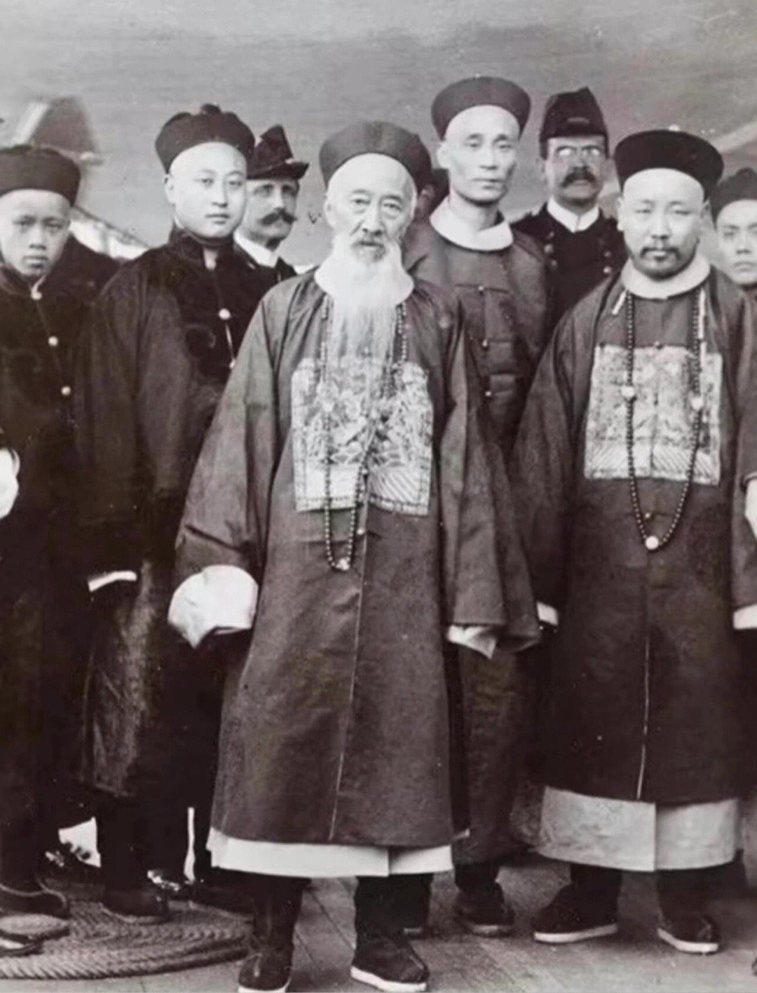 历史人物张之洞与随从官员合影，1890年，54岁的张之洞在幕僚蔡锡勇、杨锐等人陪