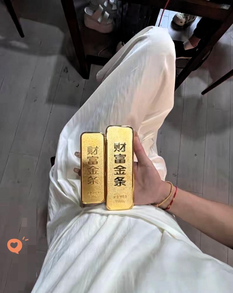 今天的金价，
看得我血压都上升了，
6月30日，金价从879猛然跌到了
865一