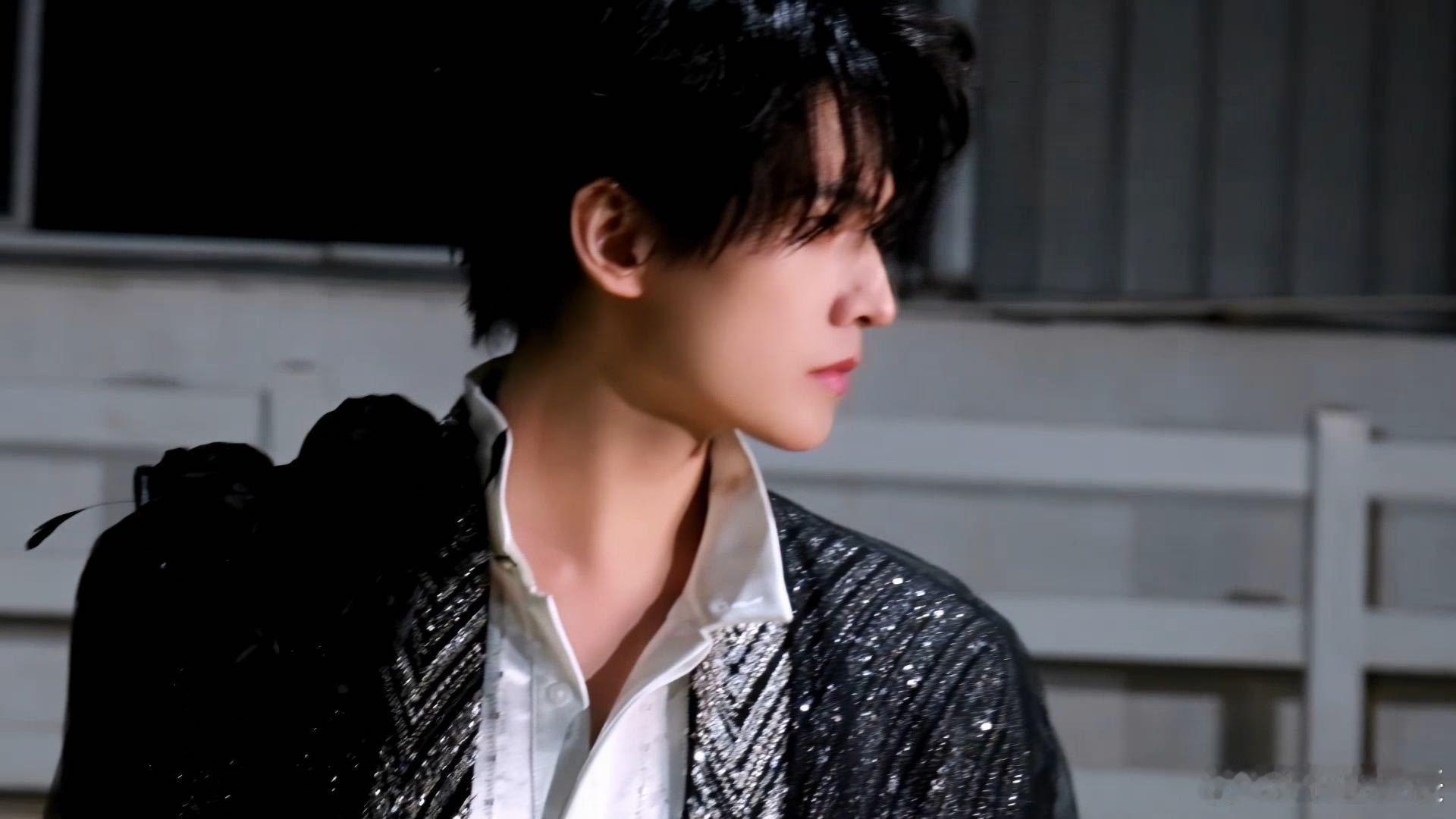 杨洋为了升金V发博 09限定营业太香！真心希望每天都能见到杨洋，18宫格帅照持续