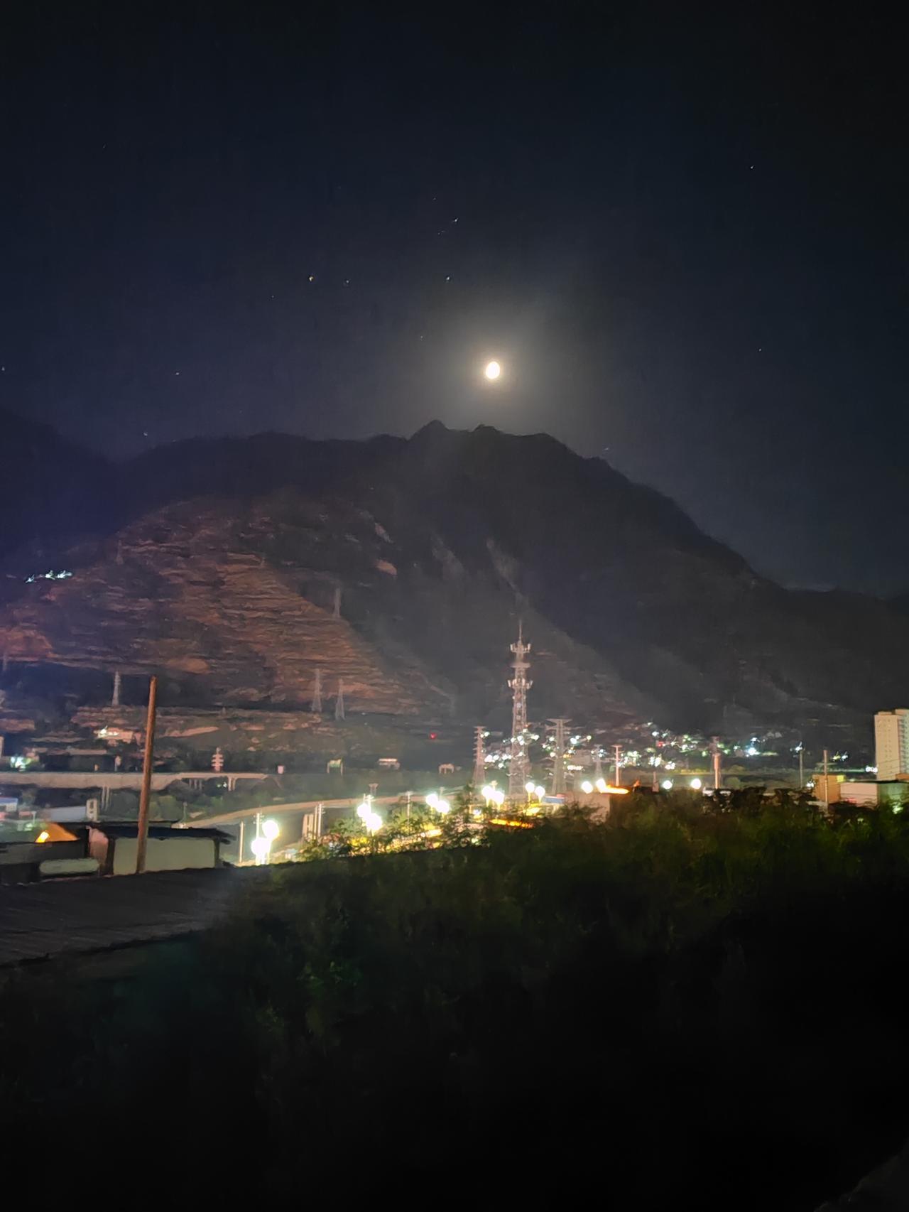 吸烟有害健康！
但不吸烟的并不一定寿命比吸烟的活久！我有三朋友，都不吸烟，五十左