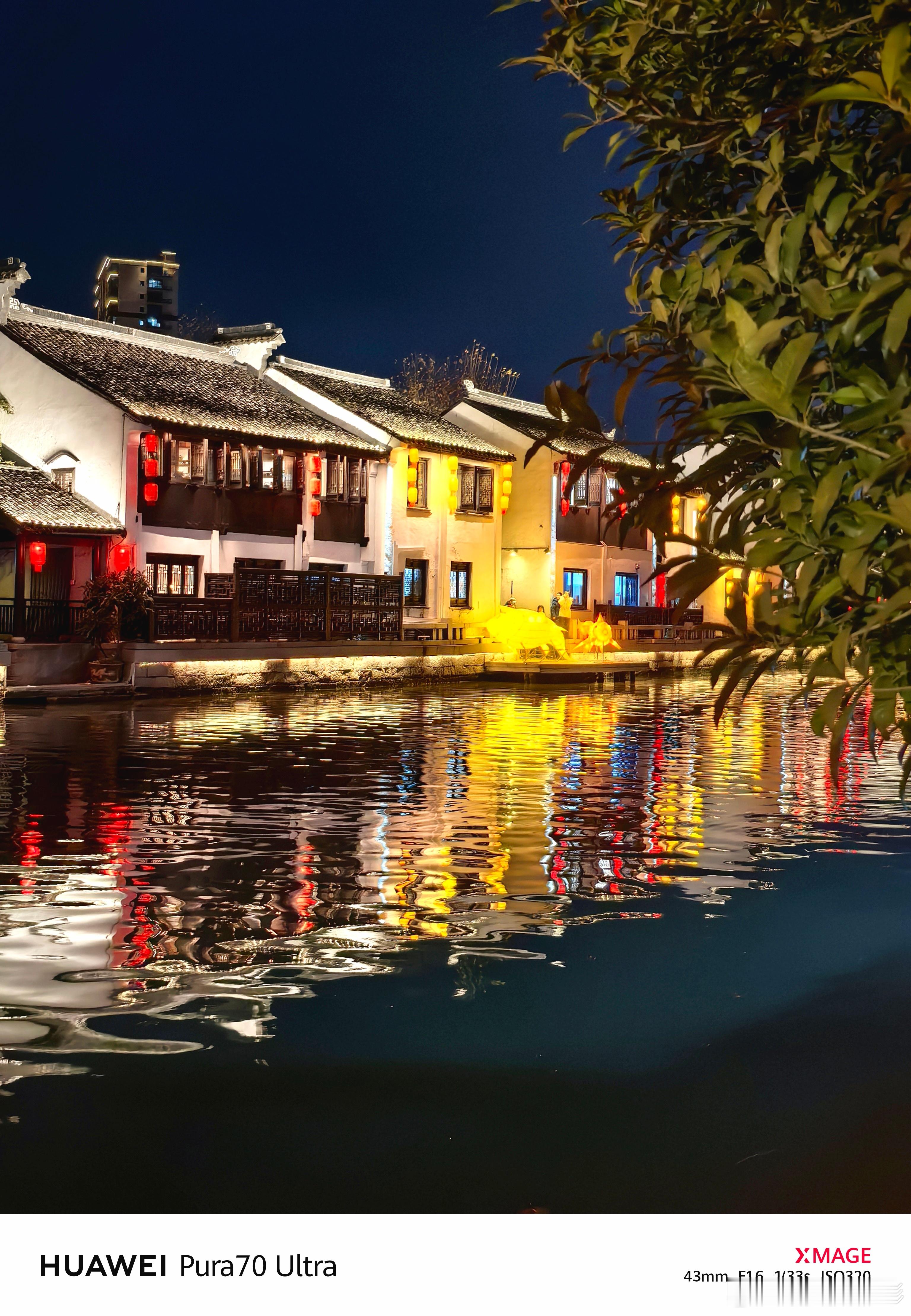 无锡清名桥古运河之夜，华灯初上，古桥、河道、民居共同构成了一幅美丽的画卷，让人陶