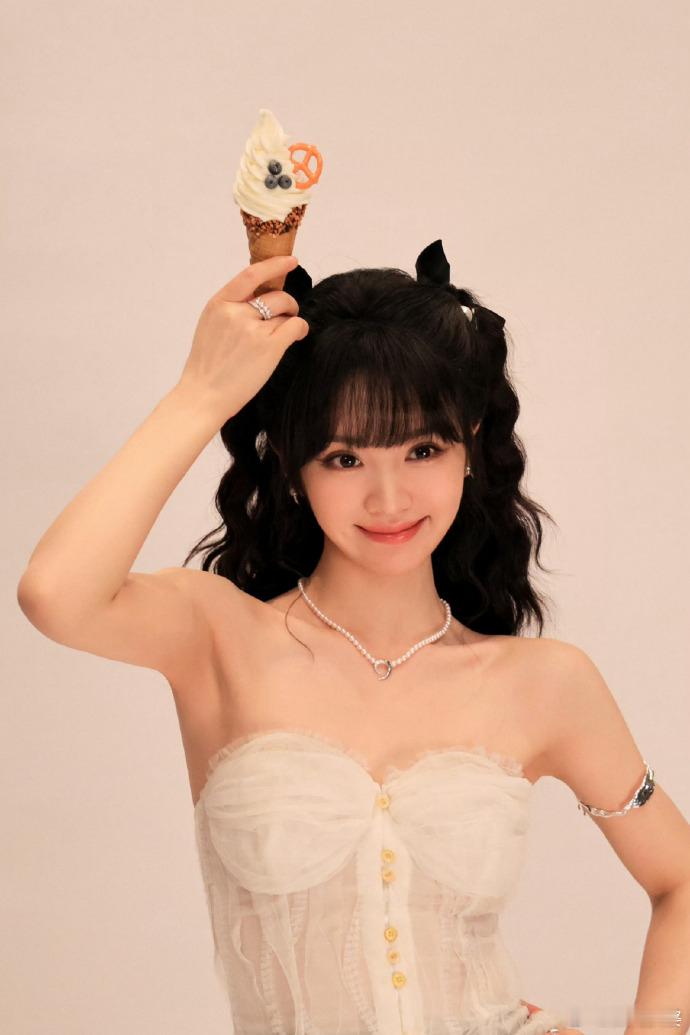 好带感啊 ，家薇猫猫头卷发狠狠爱了[给你小心心]抹胸纱裙look绝美，期待正片上