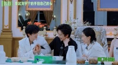 刘宇宁手比丁程鑫脸还大丁程鑫差点和刘宇宁十指相扣 宁哥这手是真实存在的吗？比小丁