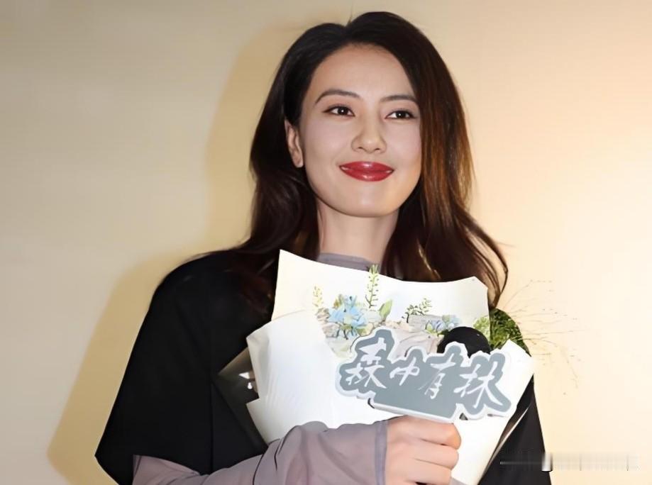 高圆圆这回真让人破防！昔日女神首演绝望的单亲妈妈，一袭老年妆眼里没了柔情全是仇恨