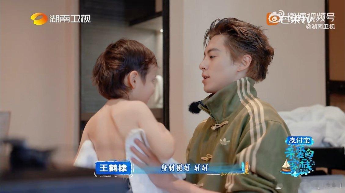好像看到了王鹤棣当爸爸的样子王鹤棣当爸爸一定也是很温柔的爸爸，会和宝宝一起健身一