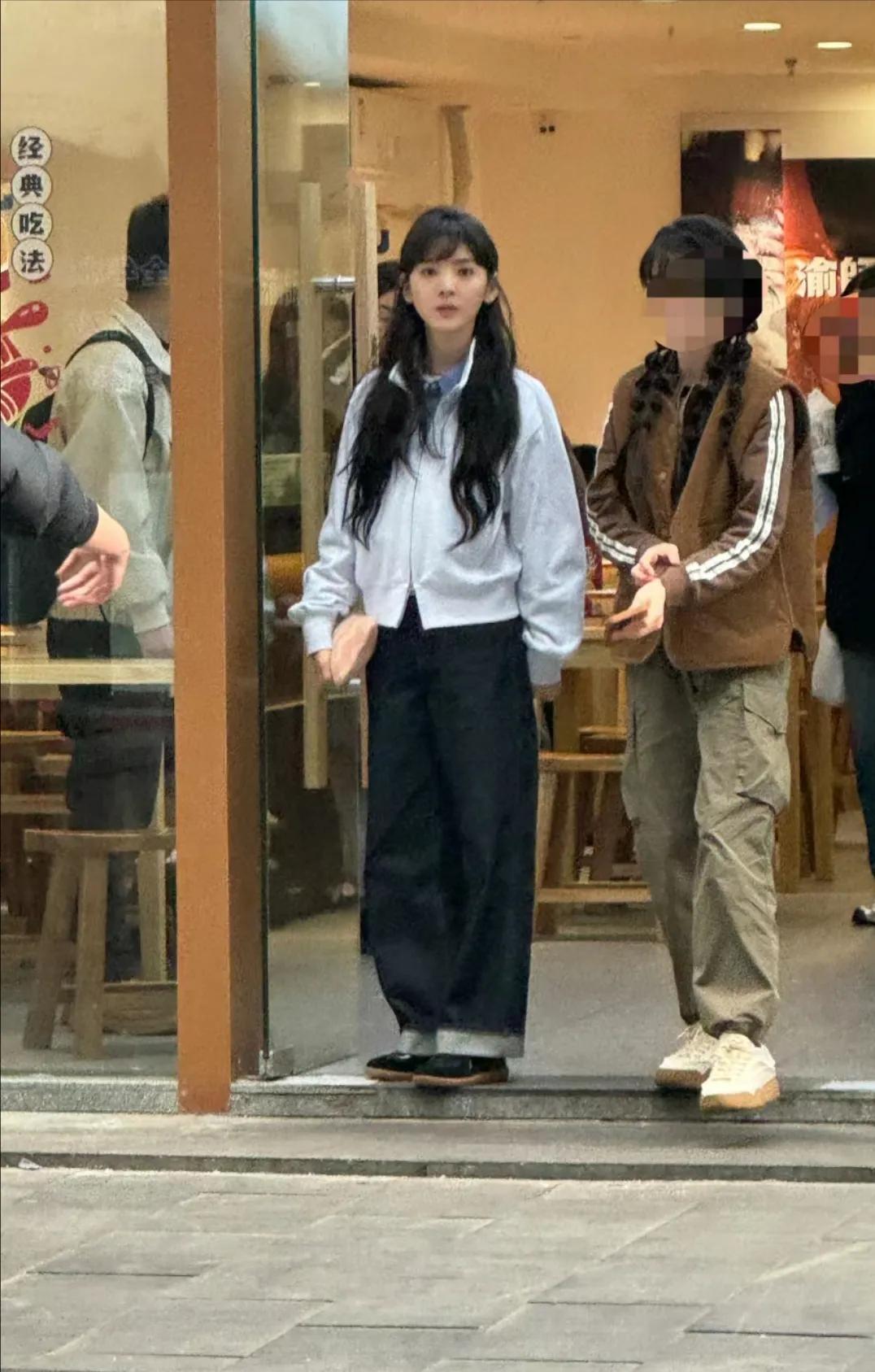 章若楠出演温以凡路透！真人真的很好看，脸巨小，皮肤白，五官甜美，就是感觉和原著不