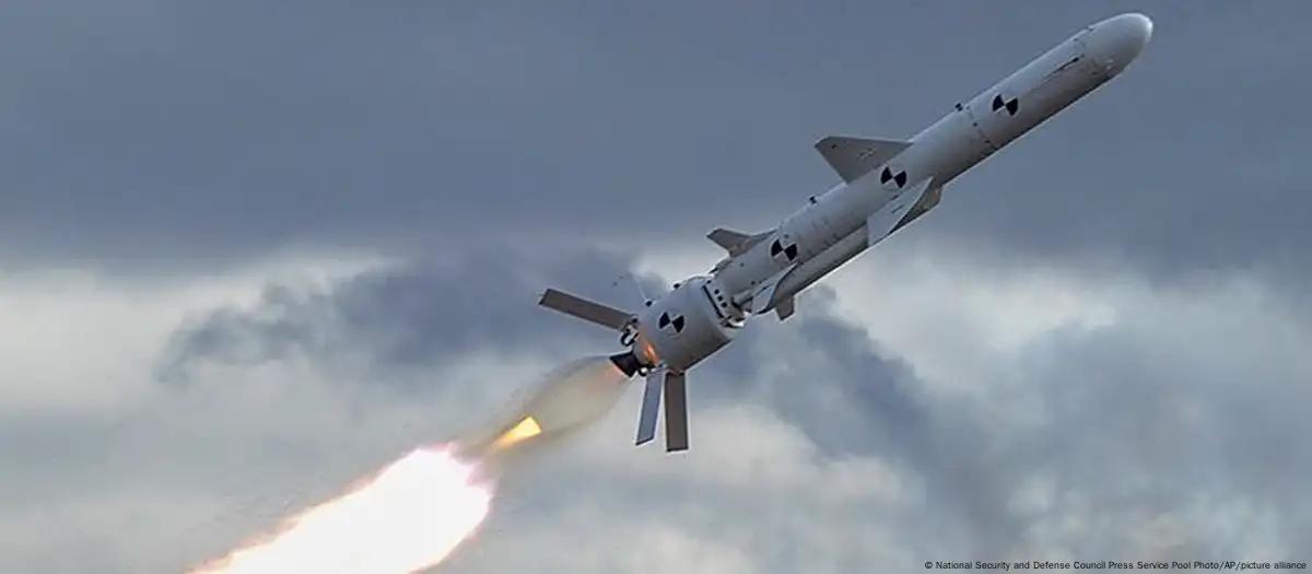 俄乌冲突延宕三年多以来，美俄乌三方不断斗法，力求赢得更多的谈判筹码。
具体有三个