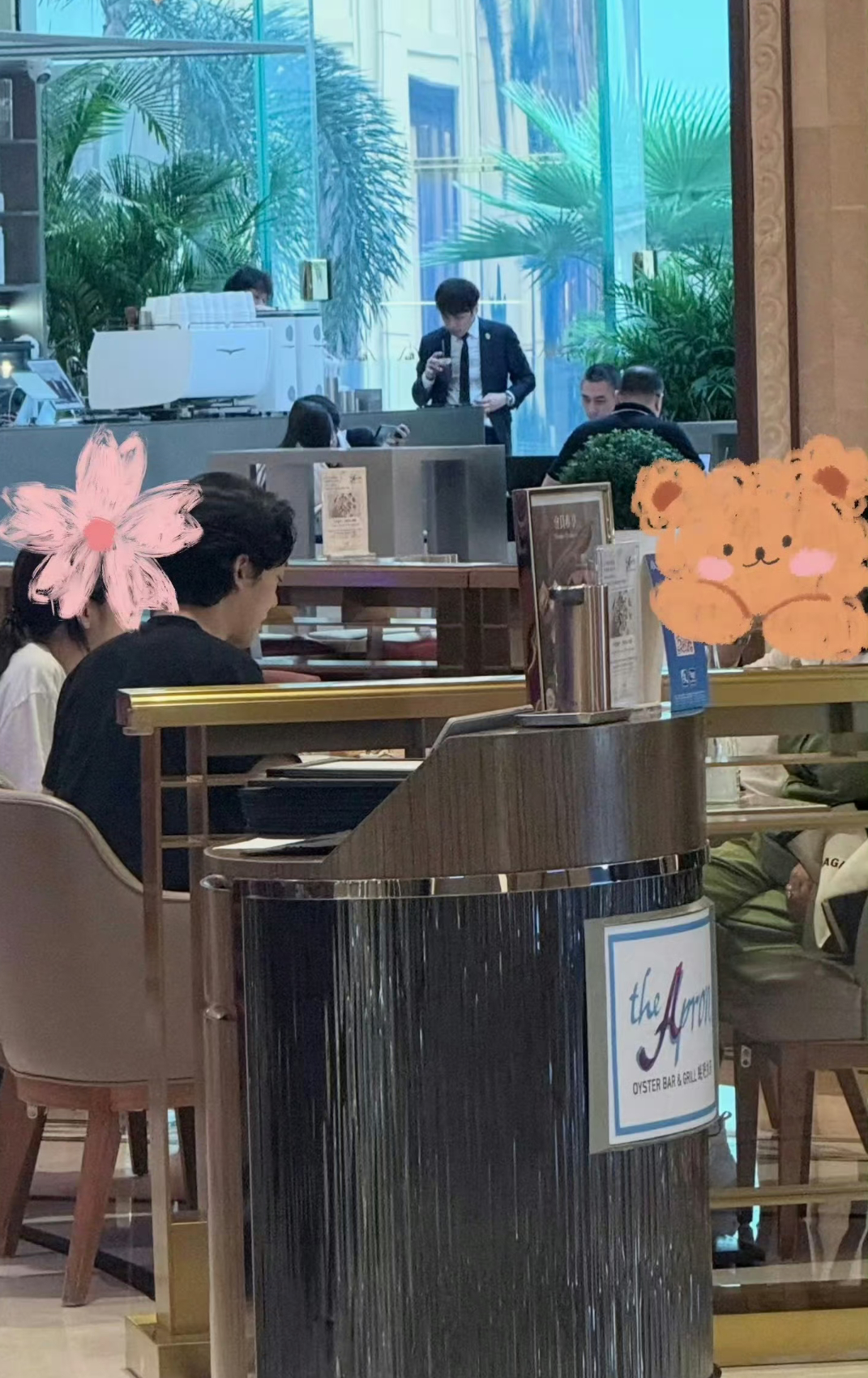 偶遇金钟大带女儿吃饭褪去主唱光芒，化身人间温柔奶爸。澳门偶遇金钟大陪两个女儿用餐