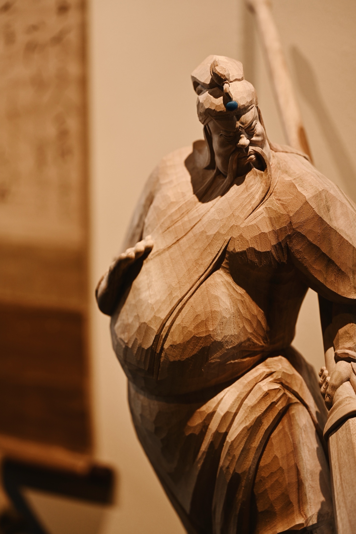 香樟木 | 关公清刀雕刻造像，关公面目严肃，双眼有神，手捋美髯，衣袂翻飞，手持青