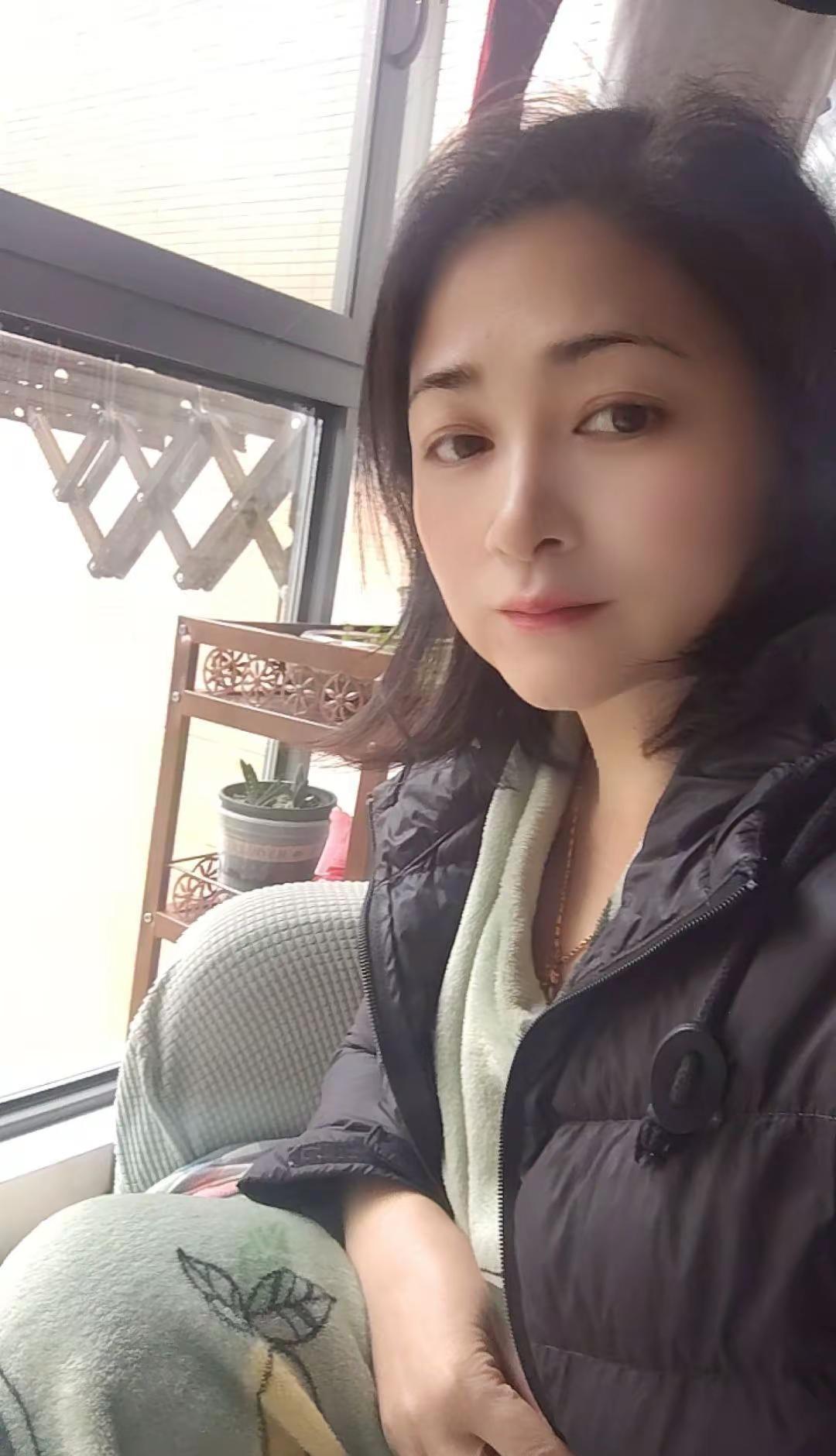 “往后只想安安稳稳的过好一年又一年，健康多点快乐多点  其次都是其次。”